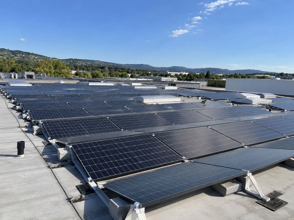 Photovoltaikanlage auf dem Dach einer Industriehalle